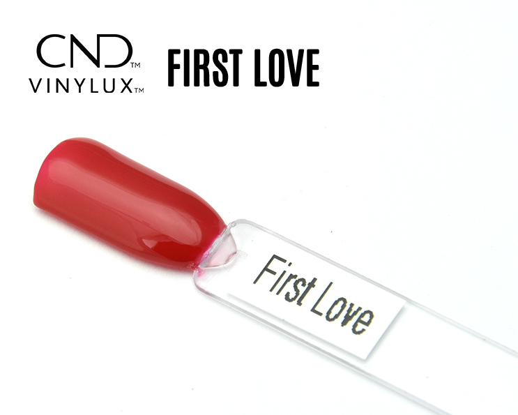 Capsule de présentation du vernis CND™ VINYLUX™ First Love, un rose framboise chaud au fini crème opaque, uniforme et brillant, illustrant précisément la teinte du vernis longue tenue.