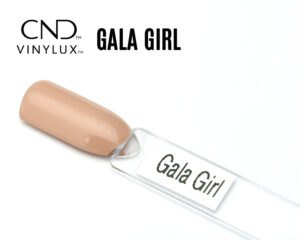 Capsule de présentation du vernis CND™ VINYLUX™ Gala Girl, un nude pêche beige lumineux au fini crème opaque, lisse et uniforme, illustrant fidèlement la teinte du vernis longue tenue.
