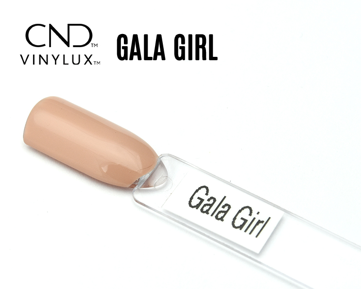 Capsule de présentation du vernis CND™ VINYLUX™ Gala Girl, un nude pêche beige lumineux au fini crème opaque, lisse et uniforme, illustrant fidèlement la teinte du vernis longue tenue.