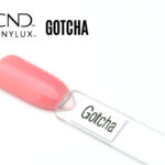 Capsule de présentation du vernis CND™ VINYLUX™ Gotcha, un rose bubblegum lumineux au fini crème opaque, uniforme et brillant, montrant fidèlement la couleur du vernis longue tenue.