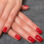 Manucure rouge intense CND Vinylux First Love sur ongles naturels, finition brillante longue tenue