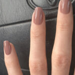 Ongles peints avec le vernis CND Vinylux Fuji Love rose poudré finition brillante