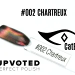Capsule du vernis semi-permanent NailPerfect Upvoted Cat Eye #002 Chartreux, noir profond aux reflets rouges et cuivrés.