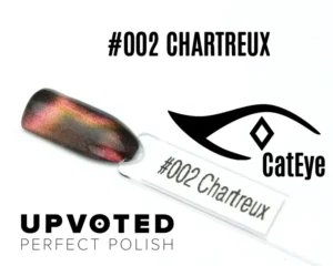 Capsule du vernis semi-permanent NailPerfect Upvoted Cat Eye #002 Chartreux, noir profond aux reflets rouges et cuivrés.