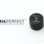 Color+ Gel Blue NailPerfect – gel décoratif bleu intense pour nail art professionnel. Couleur riche, texture fluide et auto-nivelante, brillance durable. Idéal pour french colorée, décors graphiques et effets marins.