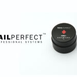 Color+ Gel Red NailPerfect – gel décoratif rouge vif et intense pour nail art professionnel. Haute pigmentation, texture fluide, tenue durable et brillance éclatante. Idéal pour french colorée, effets artistiques et créations précises.