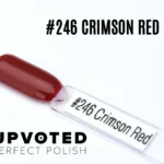 Capsule du vernis semi-permanent NailPerfect Upvoted #246 Crimson Red, rouge carmin profond et élégant.