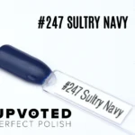 Capsule du vernis semi-permanent NailPerfect Upvoted #247 Sultry Navy, bleu marine profond et sophistiqué.