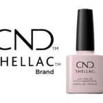 Vernis semi-permanent professionnel CND™ Shellac Backyard Nuptials (7,3 ml) – rose poudré clair, doux et brillant. Tenue 3 semaines, brillance miroir, dépose douce, formule sans TPO. Disponible à 15,90 € sur RBBE.fr.
