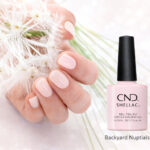 Vernis semi-permanent professionnel CND Shellac Backyard Nuptials, teinte rose pâle lait douce et naturelle, finition brillante sur ongles courts et longs