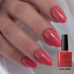 Vernis semi-permanent professionnel CND Shellac Love Letter rose framboise brillant appliqué sur ongles avec flacon