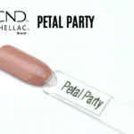 Le visuel montre la capsule du vernis CND™ Shellac Petal Party, rose beige doux et brillant, finition crème homogène.
