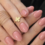 Vernis semi-permanent CND Shellac Petal Party rose nude naturel avec finition brillante sur ongles élégants