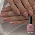 Vernis semi-permanent CND Shellac Petal Party rose poudré naturel avec brillance professionnelle