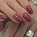 Vernis semi-permanent rose bordeaux CND Shellac Rose-Mance manucure élégante