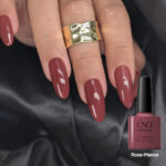 Vernis semi-permanent rose bordeaux CND Shellac Rose-Mance manucure brillante