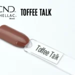 Le visuel montre la capsule du vernis CND™ Shellac Toffee Talk, teinte caramel doux au fini crème et brillant.