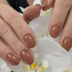 Vernis semi-permanent CND Shellac Toffee Talk marron caramel appliqué sur ongles, finition brillante et élégante