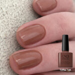 Vernis semi-permanent CND Shellac Toffee Talk marron caramel avec flacon, application sur ongles finition brillante