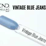 Le visuel montre la capsule du vernis CND™ Shellac Vintage Blue Jeans, bleu denim clair au fini crème et brillant.