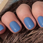 Vernis semi-permanent CND Shellac Vintage Blue Jeans bleu denim appliqué sur ongles