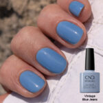 Vernis semi-permanent CND Shellac Vintage Blue Jeans bleu denim appliqué sur ongles avec flacon