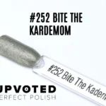 Capsule du vernis semi-permanent NailPerfect Upvoted #252 Bite The Kardemom, vert argenté métallique et scintillant.