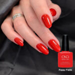 Ongles rouge vif brillant avec vernis semi-permanent professionnel CND Shellac Poppy Fields