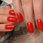 Manucure rouge coquelicot avec vernis semi-permanent professionnel CND Shellac Poppy Fields