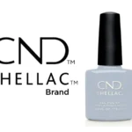 Vernis semi-permanent CND™ Shellac Climb To The Top-AZ (7,3 ml) – bleu gris clair brillant et raffiné. Tenue jusqu’à 3 semaines, dépose douce, formule professionnelle. Disponible à 15,90 € sur RBBE.fr.