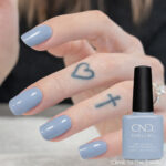 Vernis semi-permanent professionnel CND Shellac Climb To The Top-AZ, teinte bleu gris doux et moderne, finition brillante sur ongles courts et longs