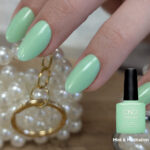 Vernis semi-permanent professionnel CND Shellac Mint & Meditation vert menthe doux appliqué sur ongles avec flacon