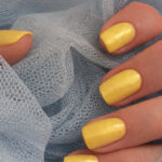 Vernis semi-permanent CND Shellac Seeing Citrine jaune lumineux nacré appliqué sur ongles, finition brillante professionnelle