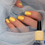Vernis semi-permanent professionnel CND Shellac Seeing Citrine jaune lumineux nacré appliqué sur ongles, avec flacon officiel
