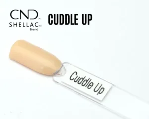 Le visuel montre la capsule du vernis CND™ Shellac Cuddle Up, beige nude chaud et brillant à la finition naturelle.