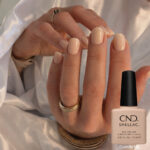 Vernis semi-permanent professionnel CND Shellac Cuddle Up, teinte nude beige chaud, finition brillante sur ongles naturels
