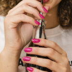 Manucure rose fuchsia CND Shellac All The Rage, vernis semi-permanent professionnel brillant et longue tenue