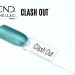 Capsule du vernis semi-permanent professionnel CND™ Shellac Clash Out, vert sarcelle métallique aux reflets bleutés et nacrés, finition brillante effet miroir.