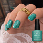 Vernis semi-permanent professionnel CND Shellac Clash Out vert turquoise pailleté sur ongles