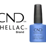 Vernis semi-permanent CND™ Shellac Motley Blue (7,3 ml) – bleu vif, lumineux et moderne. Tenue jusqu’à 3 semaines, dépose douce, brillance miroir. Disponible à 15,90 € sur RBBE.fr.