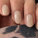 Vernis semi-permanent professionnel CND Shellac Off The Wall nude pailleté holographique sur ongles