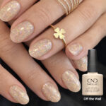 Vernis semi-permanent professionnel CND Shellac Off The Wall nude pailleté irisé appliqué sur ongles avec flacon