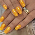 Vernis semi-permanent CND Shellac Sundial It Up jaune doré pailleté appliqué sur ongles, finition brillante et lumineuse