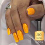 Vernis semi-permanent professionnel CND Shellac Sundial It Up jaune doré pailleté appliqué sur ongles, avec flacon officiel