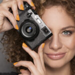 Manucure vernis semi-permanent jaune CND Shellac Among The Marigolds, teinte marigold chaude et lumineuse, finition brillante professionnelle