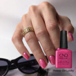 Vernis semi-permanent professionnel CND Shellac Happy Go Lucky rose framboise nacré lumineux sur ongles