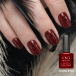 Vernis semi-permanent professionnel CND Shellac Needles & Red rouge pailleté intense appliqué sur ongles avec flacon