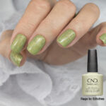Vernis semi-permanent vert clair pailleté CND Shellac Rags To Stitches sur ongles naturels