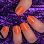 Vernis semi-permanent CND Shellac Silky Sienna couleur orange brûlé appliqué sur ongles, finition brillante professionnelle