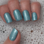 Vernis semi-permanent CND Shellac Teal Textile bleu vert nacré appliqué sur ongles, finition brillante et satinée